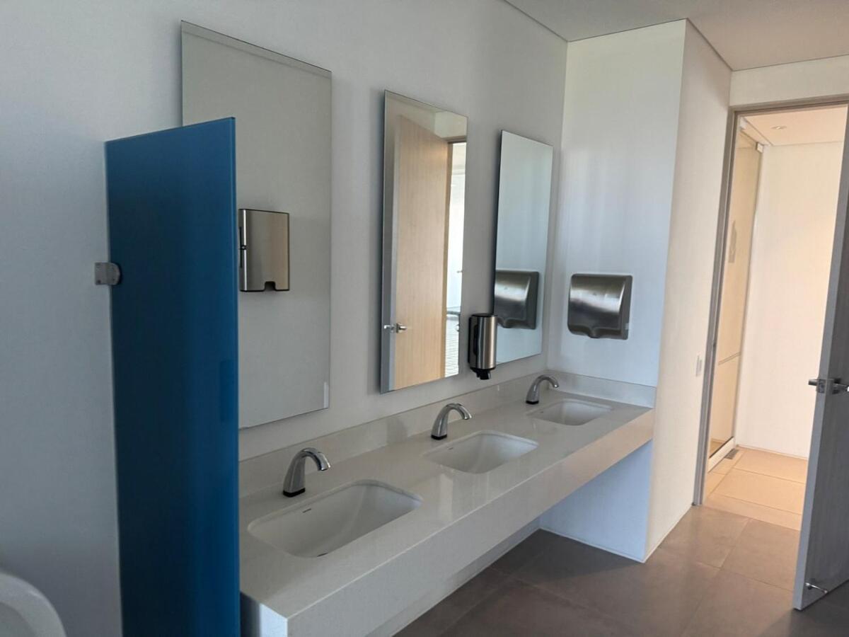 Con Lujoso Jacuzzi, Piso 14 Y Vista Al Mar Apartamento