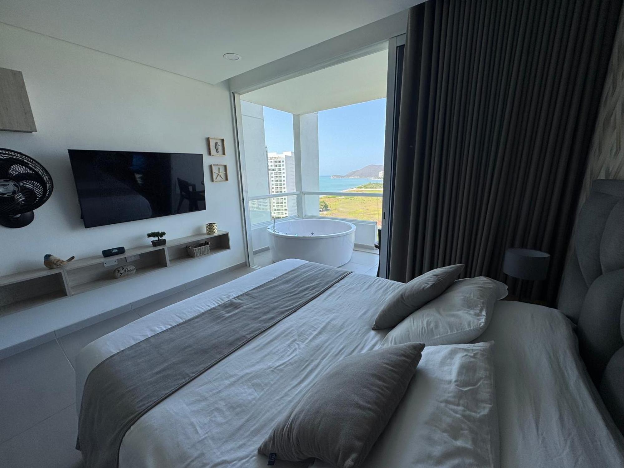 Con Lujoso Jacuzzi, Piso 14 Y Vista Al Mar Apartamento